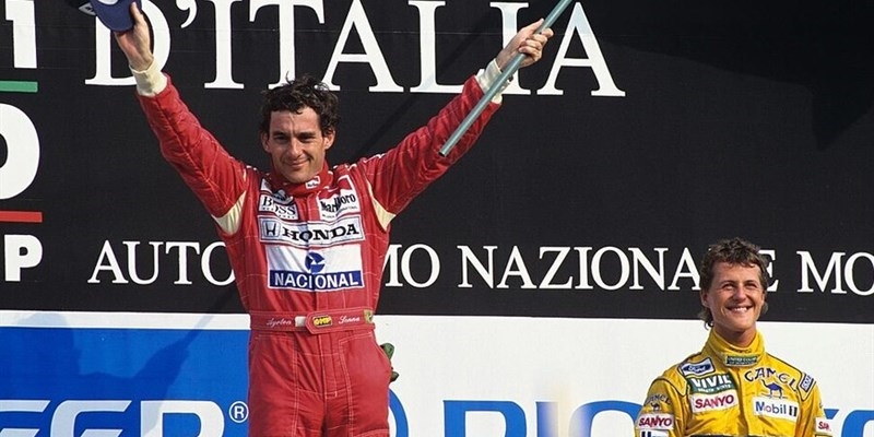 1994 - Muore in pista Senna. Nella foto è sul gradino più alto del podio nel Gran Premio d'Italia 1992; alla sua sinistra, il terzo classificato e astro nascente Michael Schumacher.