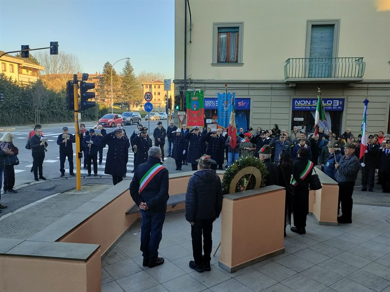 La cerimonia della deposizione di una corona d’alloro alla stele in via Giotto Ulivi.