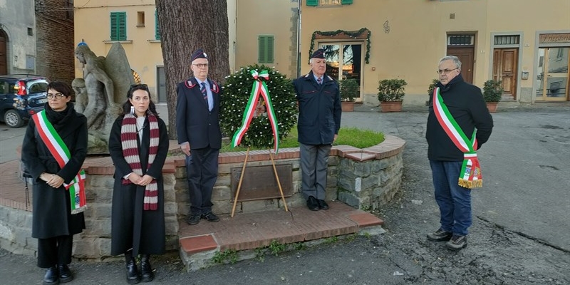 La cerimonia della deposizione di una corona d’alloro al Monumento alla Vittime Civili, in piazza del Poggio.