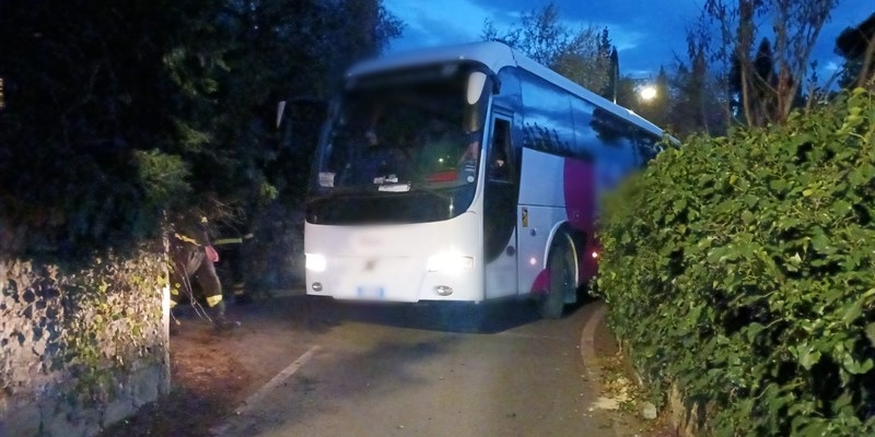 Il pulman incastrato