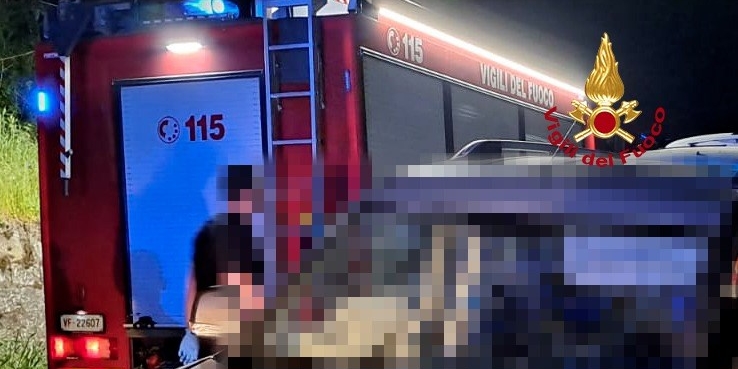 Famiglia contro un muro a Dicomano: paura nella notte, intervengono i Vigili del Fuoco