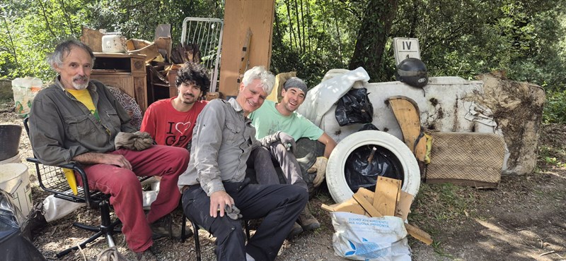 I volontari con parte della roba ritrovata nel bosco e sull'argine della Greve