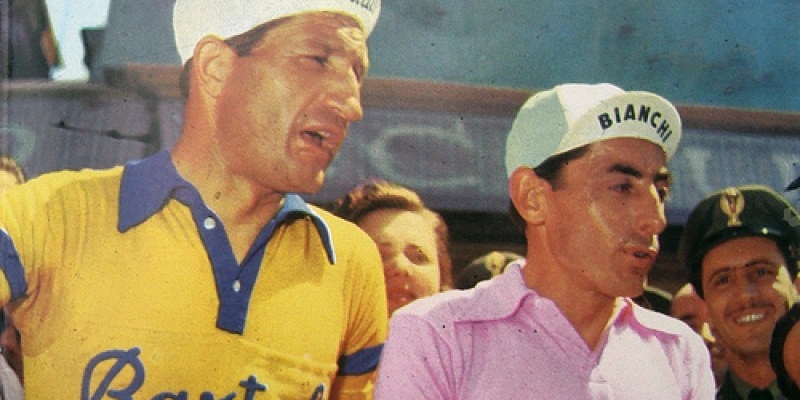 Fausto Coppi in maglia rosa con l'eterno amico e rivale Gino Bartali.