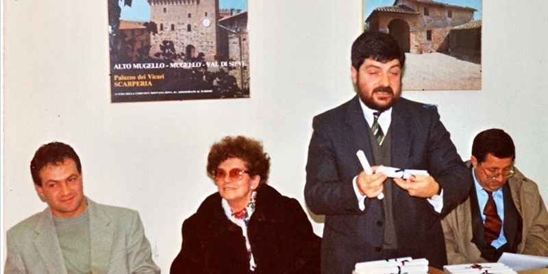 Pietro in piedi durante un evento