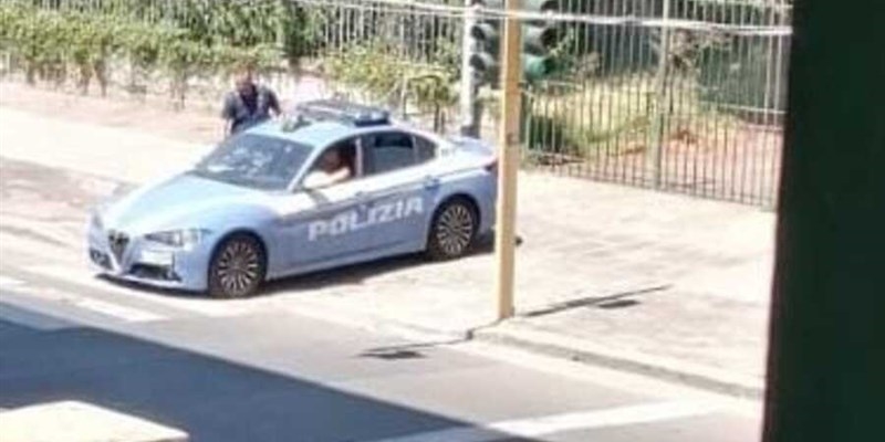 La Polizia davanti alla struttura