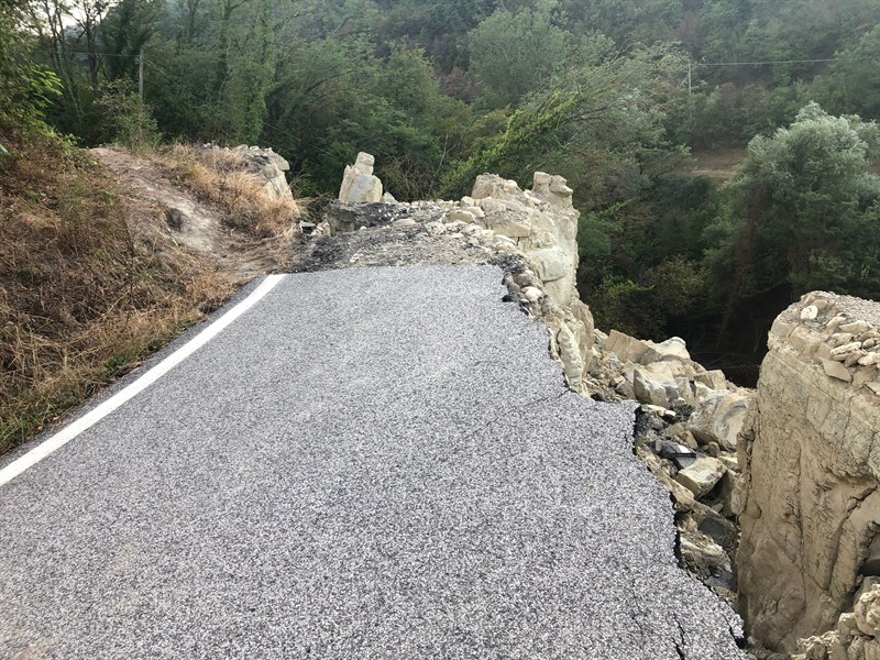 La frana che blocca la strada