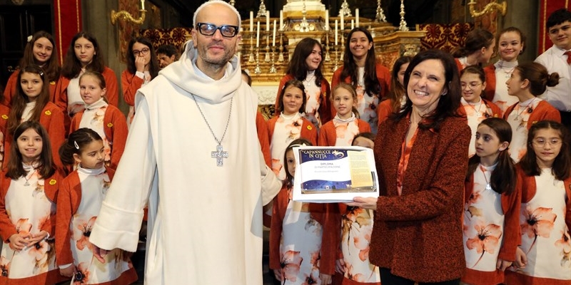 Padre Bernardo Gianni e il coro del Melograno