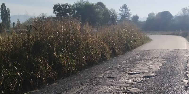 le pessime condizioni della strada di Piazzano