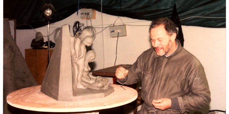 Un giovane Niccolò Niccolai lavora al bozzetto del monumento.