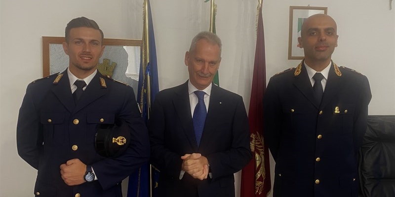 Il giovane polizziotto ricevuto dal Questore Auriemma e dal capo delle Volanti.