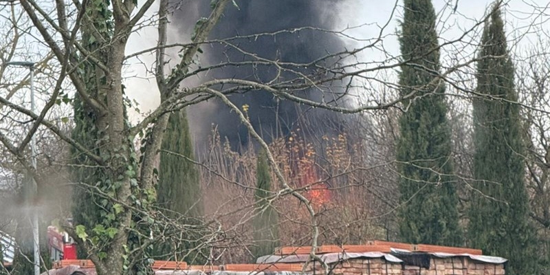 Rignano, incendio nella zona industriale di Pian dell'Isola: sul posto i Vigili del Fuoco