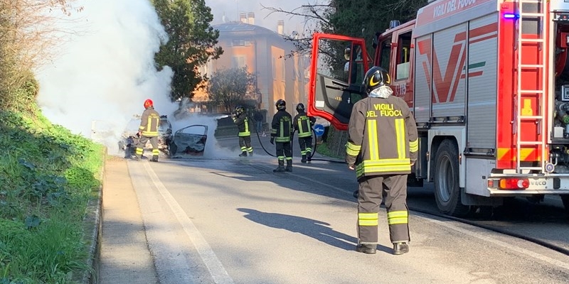 L'auto in fiamme a Caldine