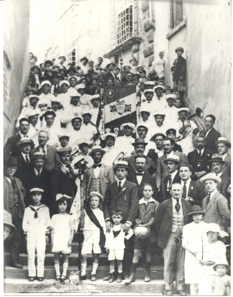 1920 – Un raduno del CC Appenninico di Borgo San Lorenzo a Marradi; la foto nella scalinata di  piazza Scalelle.
