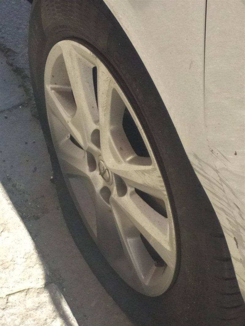 gomme squarciate in strada