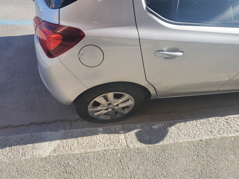 gomme squarciate in strada