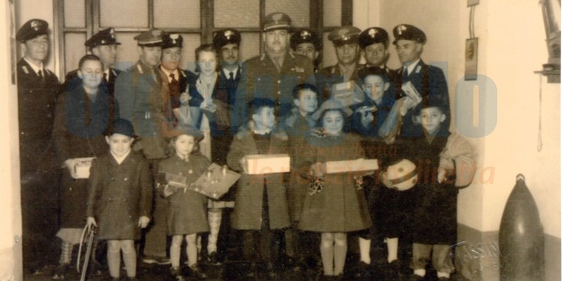 Foto di gruppo dei Carabinieri con l’allora Capitano Carlo Alberto Dalla Chiesa