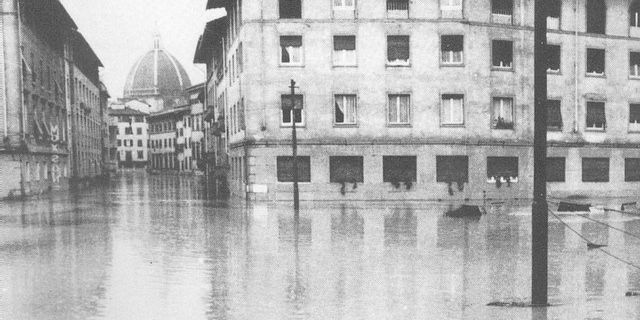 1966. Il 4 novembre Firenze si risveglia così