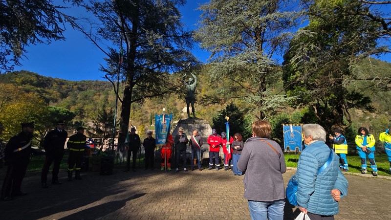 Giorno dell'Unità Nazionale e la Giornata delle Forze Armate con la deposizione di una corona d'alloro al Monumento ai Caduti a Marradi