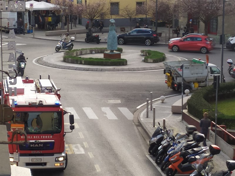 Cassonetto della carta a fuoco in piazza San Jacopino