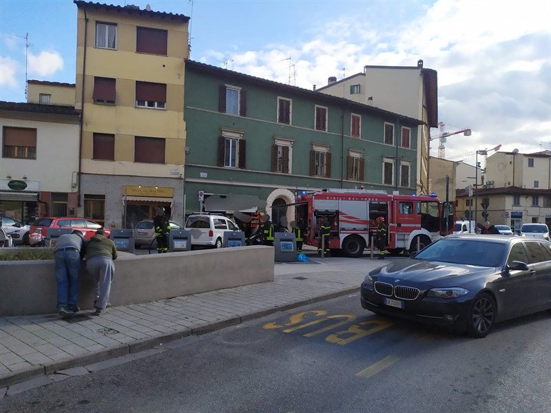 Cassonetto della carta a fuoco in piazza San Jacopino