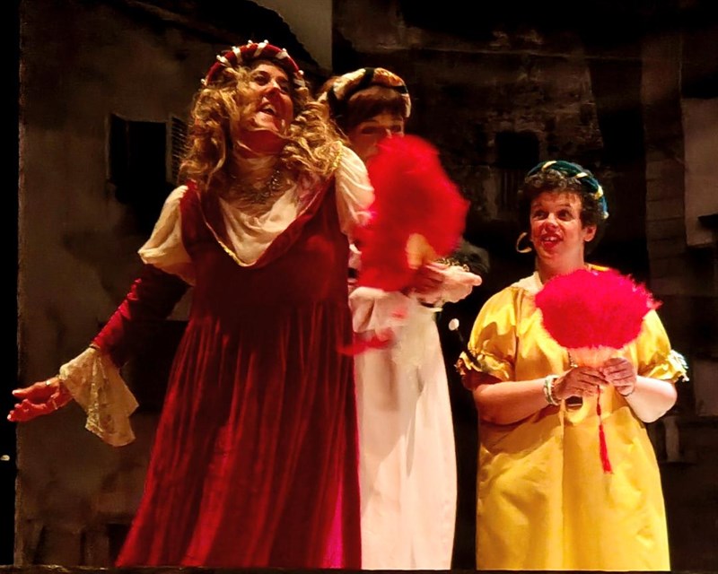 Secondo Sold out per “Oh che bel castello” AL Giotto di Vicchio: tutti i colori di I.N.D.A.C.O per uno spettacolo eccezionale!