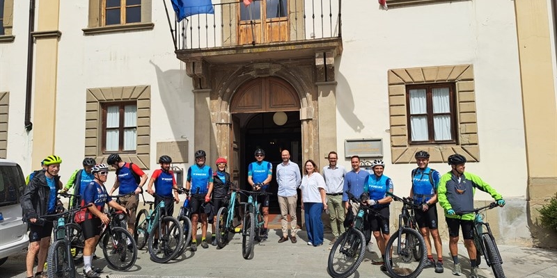 I ciclisti davanti al Palazzo del Comune con il Sindaco Boni e gli Assessori Bartolini, Pratesi e Canestri