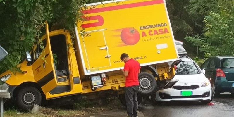 Due auto fuori strada e un'altra quasi in Sieve: giorno sfortunato per tre automobilisti della Valdisieve