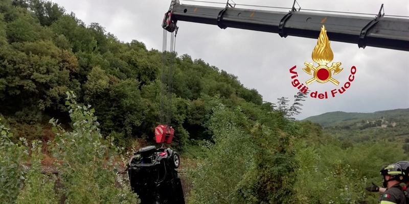 Volo di 20 metri per un'auto in Sieve: SS67 chiusa al transito, lunghe code in Valdisieve