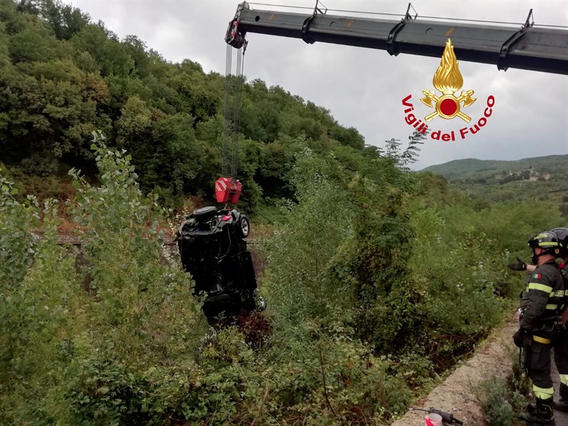 Recupero della vettura caduta in Sieve grazie ai Vigili del Fuoco