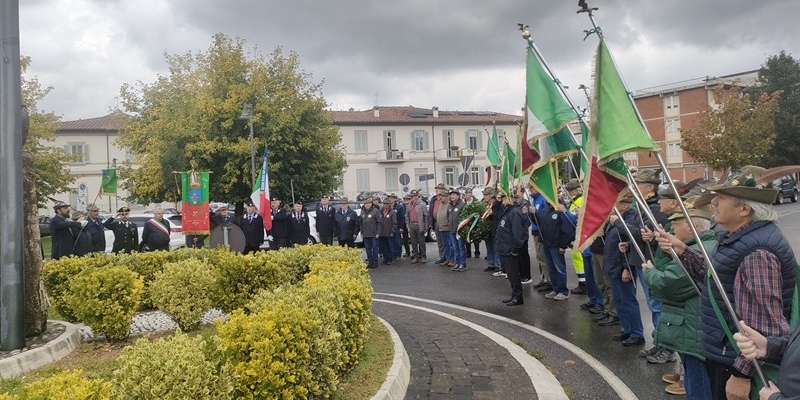 Davanti al Cippo dedicato agli alpini 
