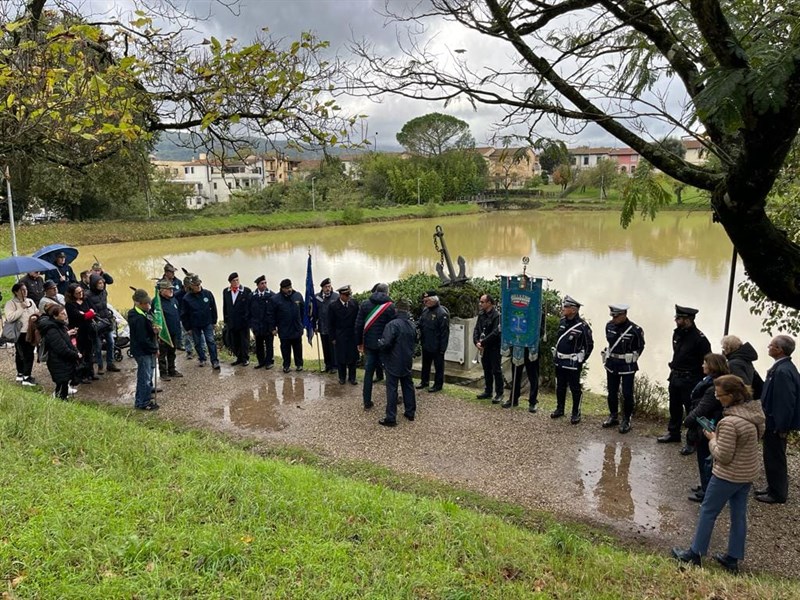 La cerimonia davanti al Monumento dedicato ad Armando Gori al lago di Montelleri. 