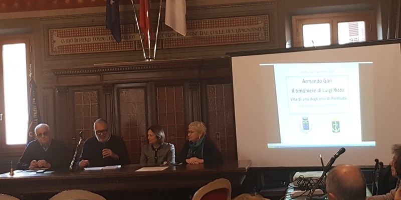  Il momento della presentazione del libro Armando Gori nella sala del Consiglio Comunale 