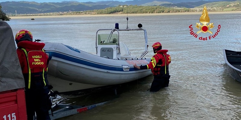 Vigili del fuoco a Barberino del Mugello. Recupero di un'imbarcazione nel lago di Bilancino