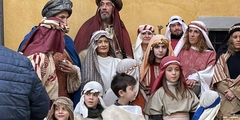 Una foto di gruppo di alcuni personaggi del presepe vivente