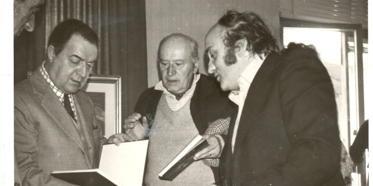 1973 – Galleria d’Arte La Medicea; Enrico Visani a destra con il Prof. Gastone Breddo e il Maestro Bruno Saetti.