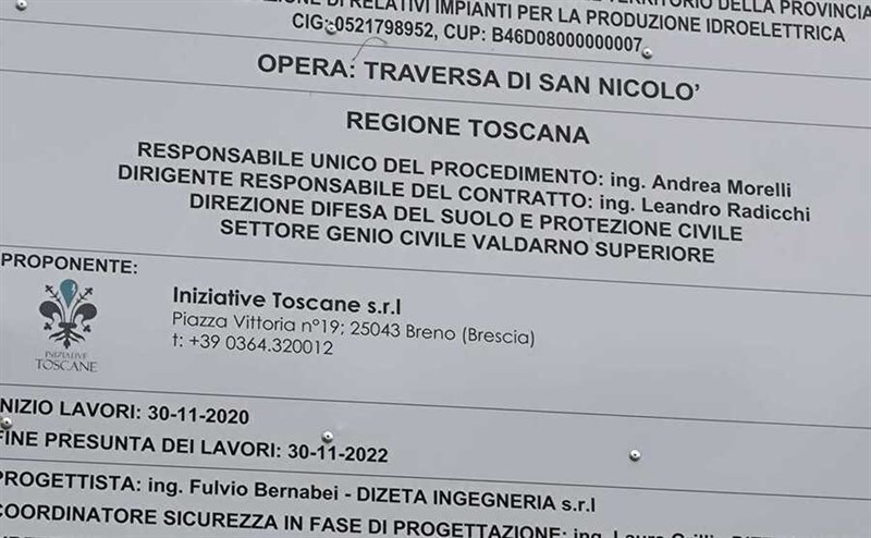 Il cartello dei lavori che riporta che la centrale doveva essere terminata quasi due anni fa.