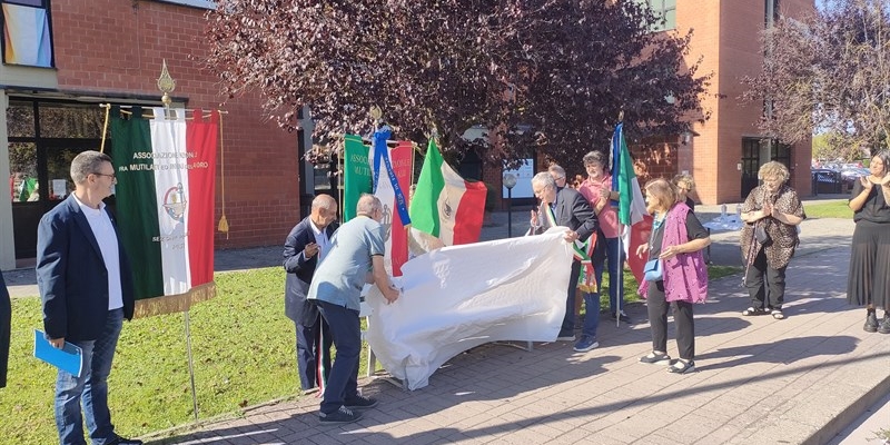 Lo scoprimento della panchina bianca in piazza Martin Luther King. 