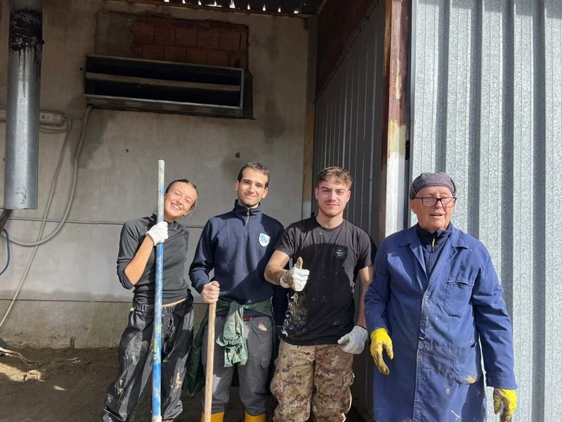 I giovani della Consulta Giovani di Pontassieve assieme a Croce Azzurra Pontassieve a Stabbia dopo l'alluvione