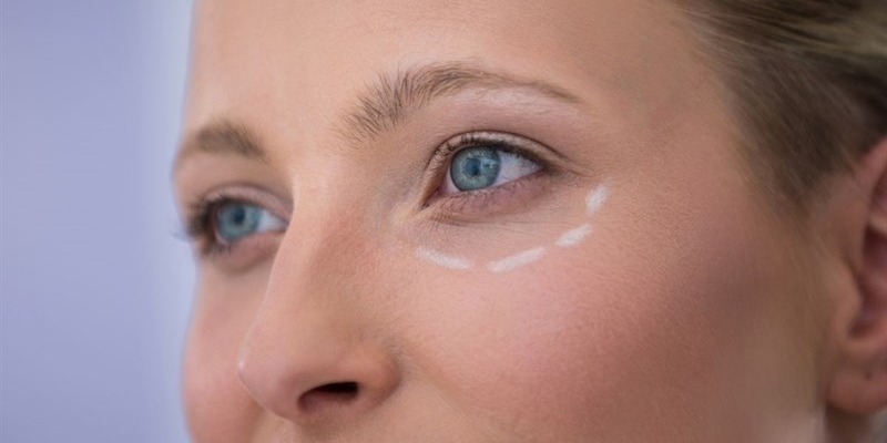 Novembre è il mese delle occhiaie, i rimedi naturali per eliminare questi aloni scuri: spariranno subito - okmugello.it