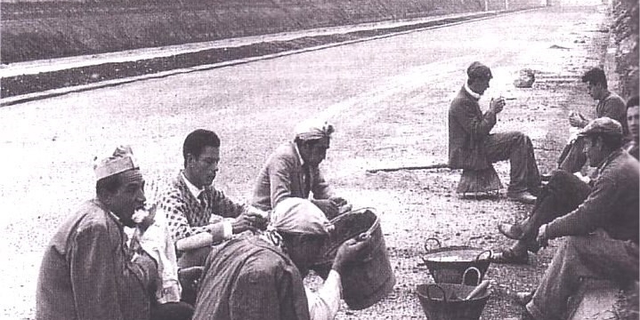 1958, inaugurato il primo tratto dell'Autostrada del Sole. Operai in pausa pranzonei cantieri