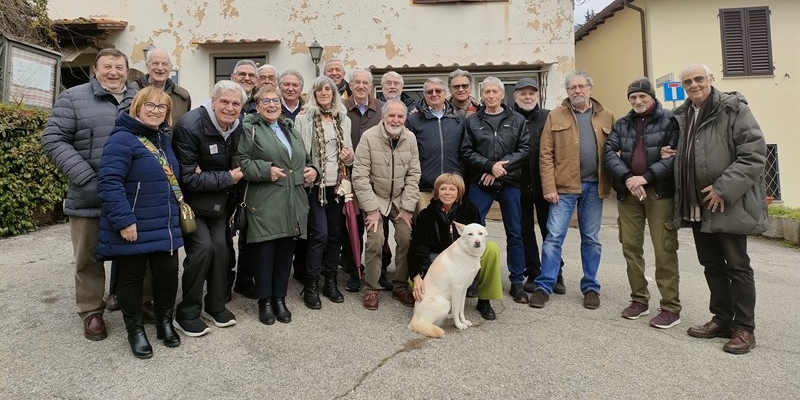 Foto ricordo davanti a “Mario”; nessuno può dire che non c’era nemmeno un cane!