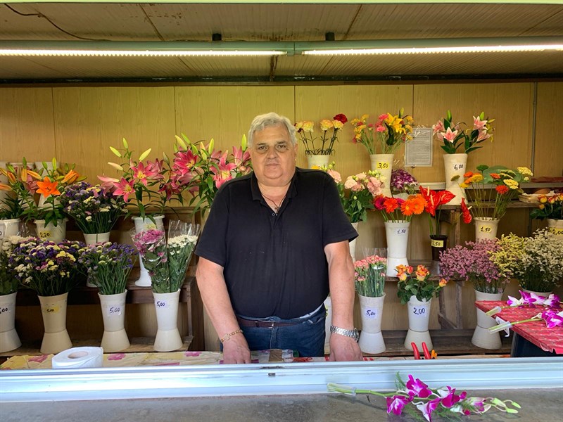 Il Sig. Renato al suo chiosco dei fiori