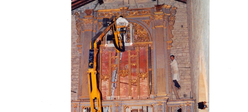 Il momento della rimozione dell’organo Stefanini dalla Pieve di Faltona