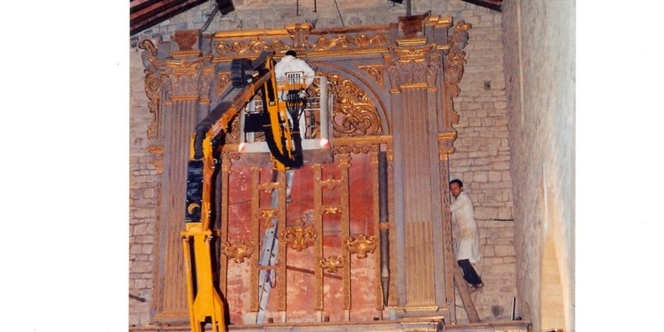 Il momento della rimozione dell’organo Stefanini dalla Pieve di Faltona