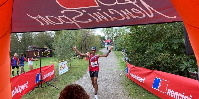 Arrivo del vincitore Lorenzo Castro alla Mezza Maratona della Paglia in una vecchia edizione