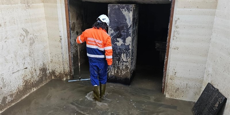 Un volontario in azione a Campi Bisenzio