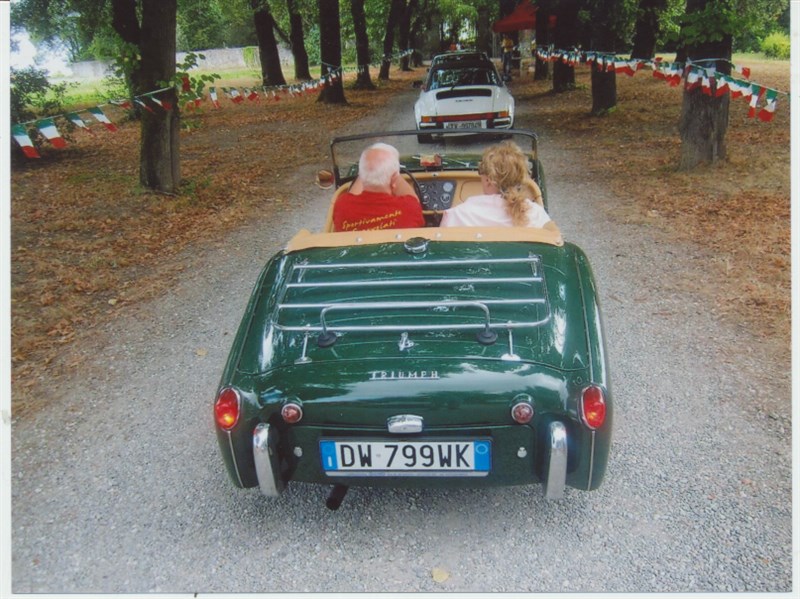 La “Triumph” di Mario Magherini di Borgo San Lorenzo, con la moglie Elena. 