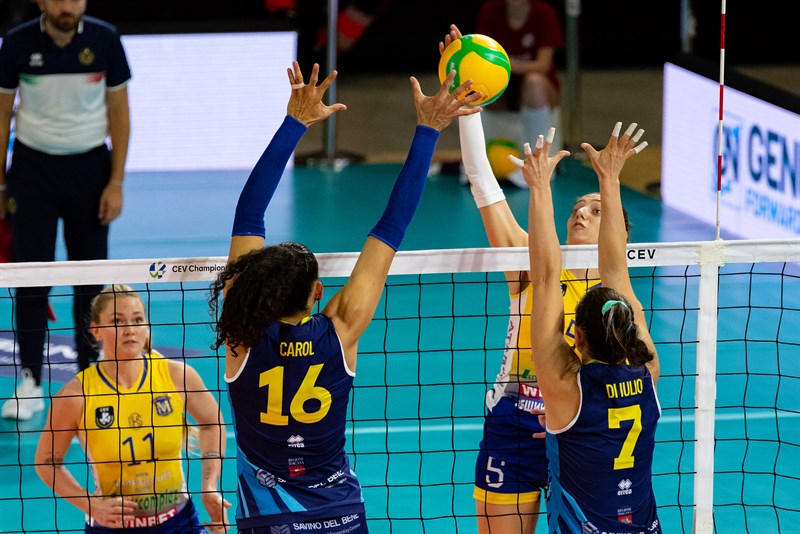 La Savino Del Bene Volley e il Maritza Plovdiv in una azione di gioco.