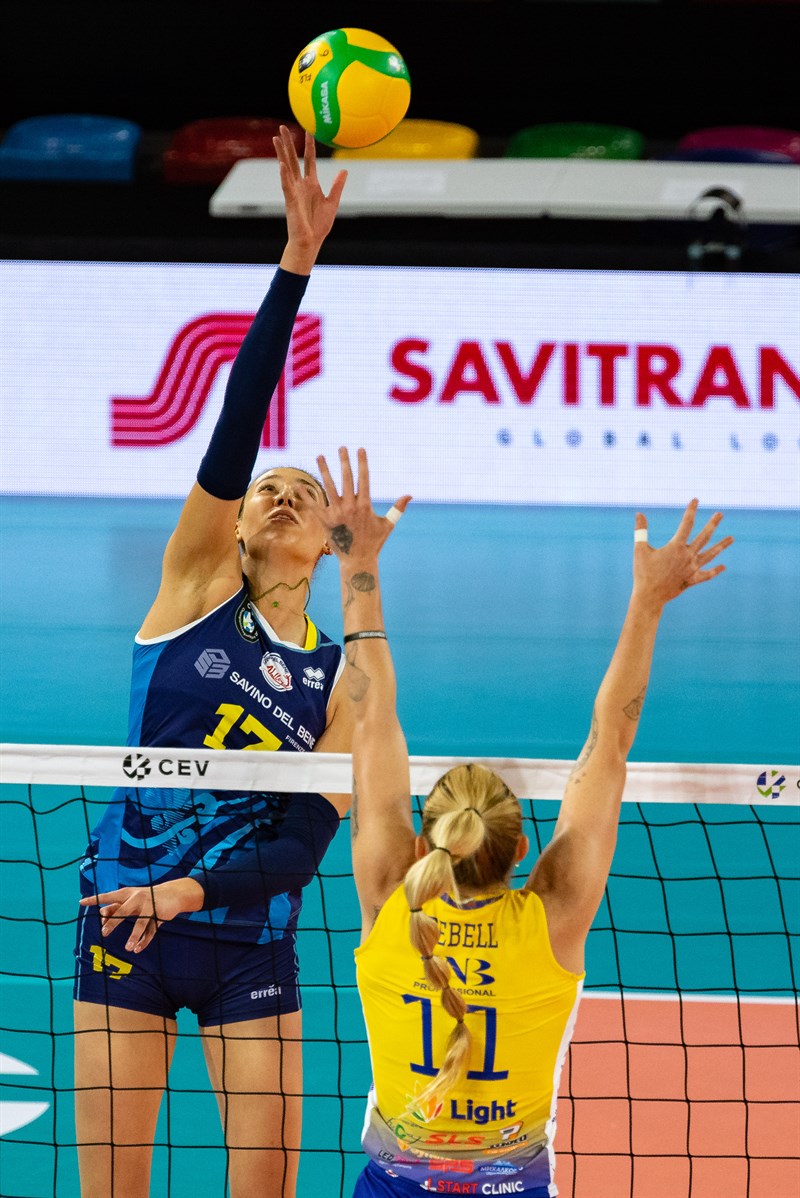 La Savino Del Bene Volley e il Maritza Plovdiv in una azione di gioco.