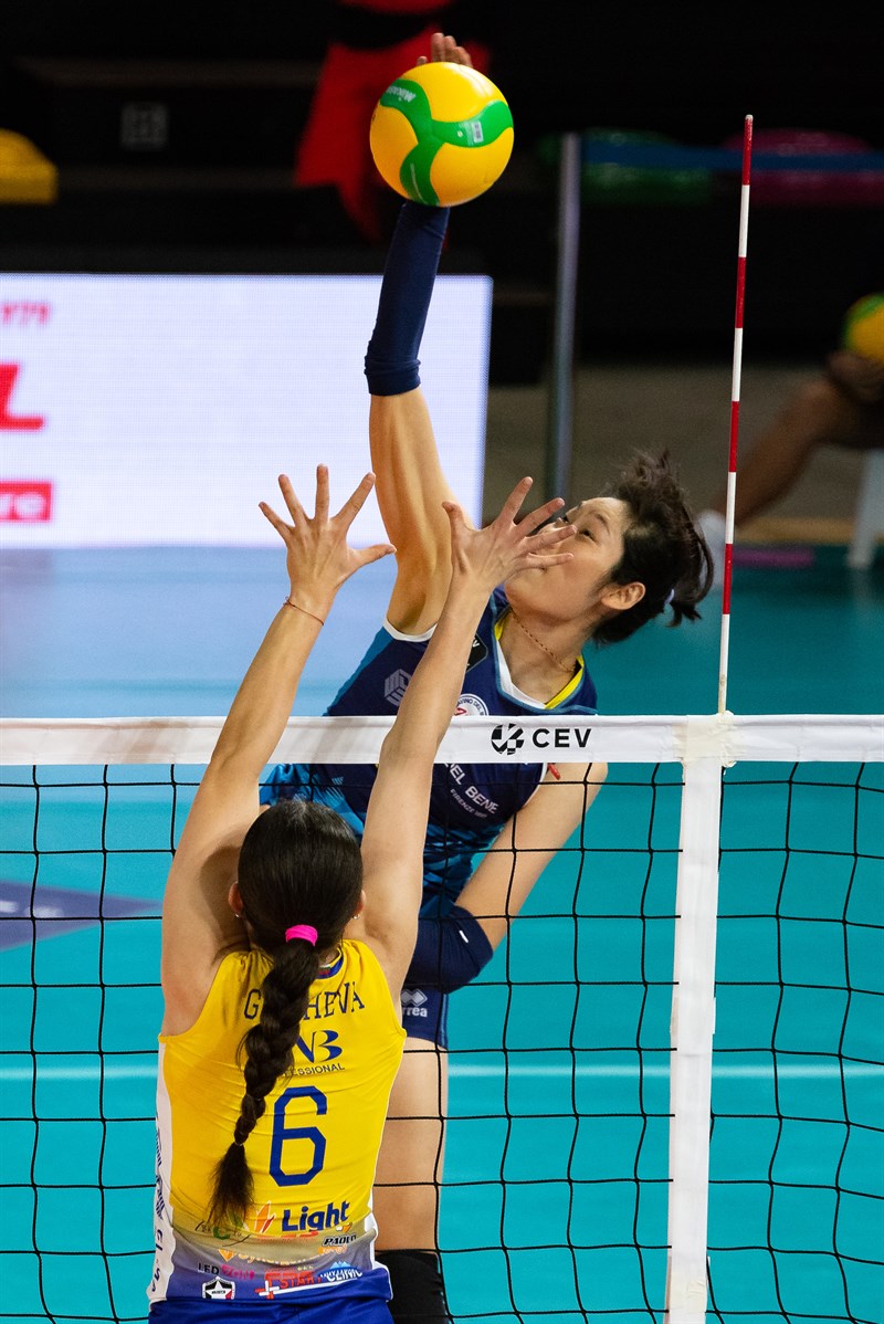 La Savino Del Bene Volley e il Maritza Plovdiv in una azione di gioco.